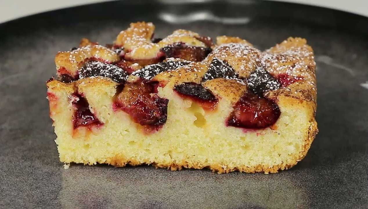Шарлотка со сливами в духовке: 6 вкусных и быстрых рецептов
