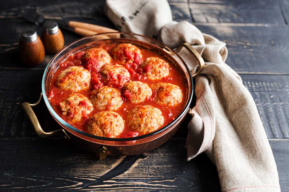 Тефтели с рисом с подливкой: 20 вкусных рецептов с фото