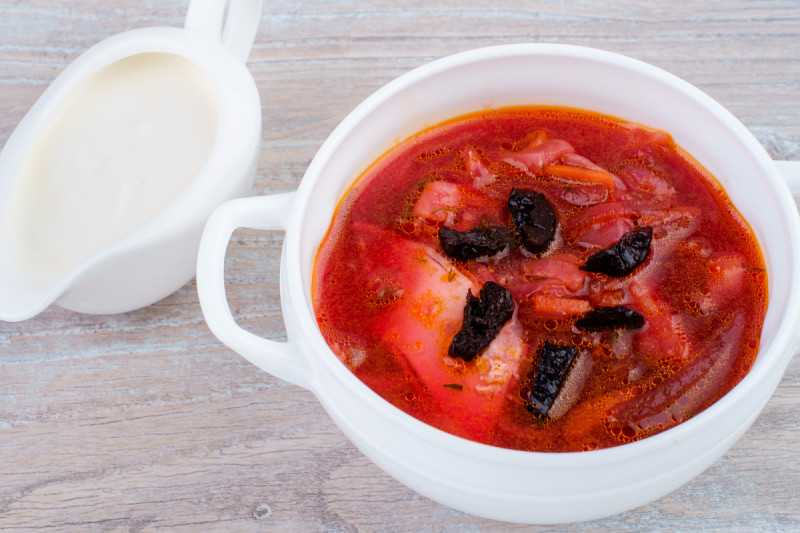 Борщ с черносливом и грибами. мясные деликатесы по-домашнему