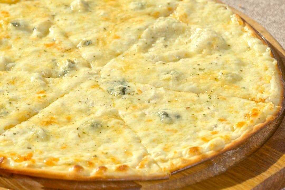Пицца с разными сортами сыра