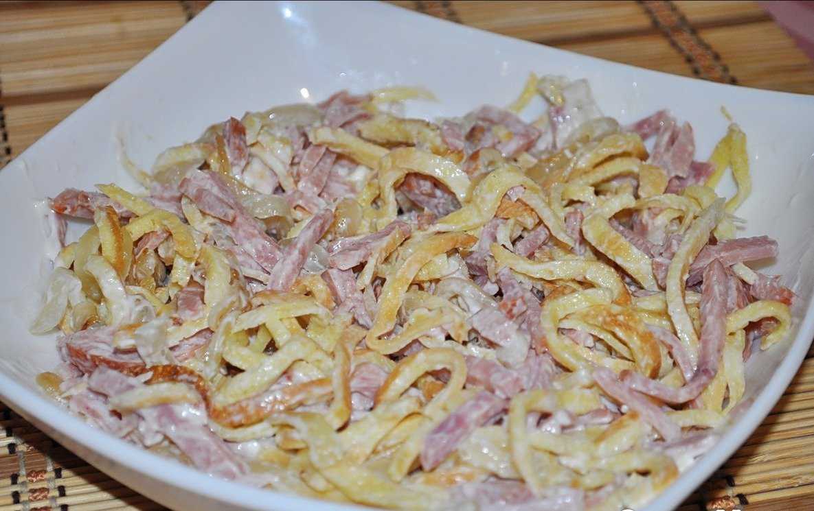 Салат с блинчиками и курицей: из яиц, рецепты с копченой, кукурузой, разбойничий