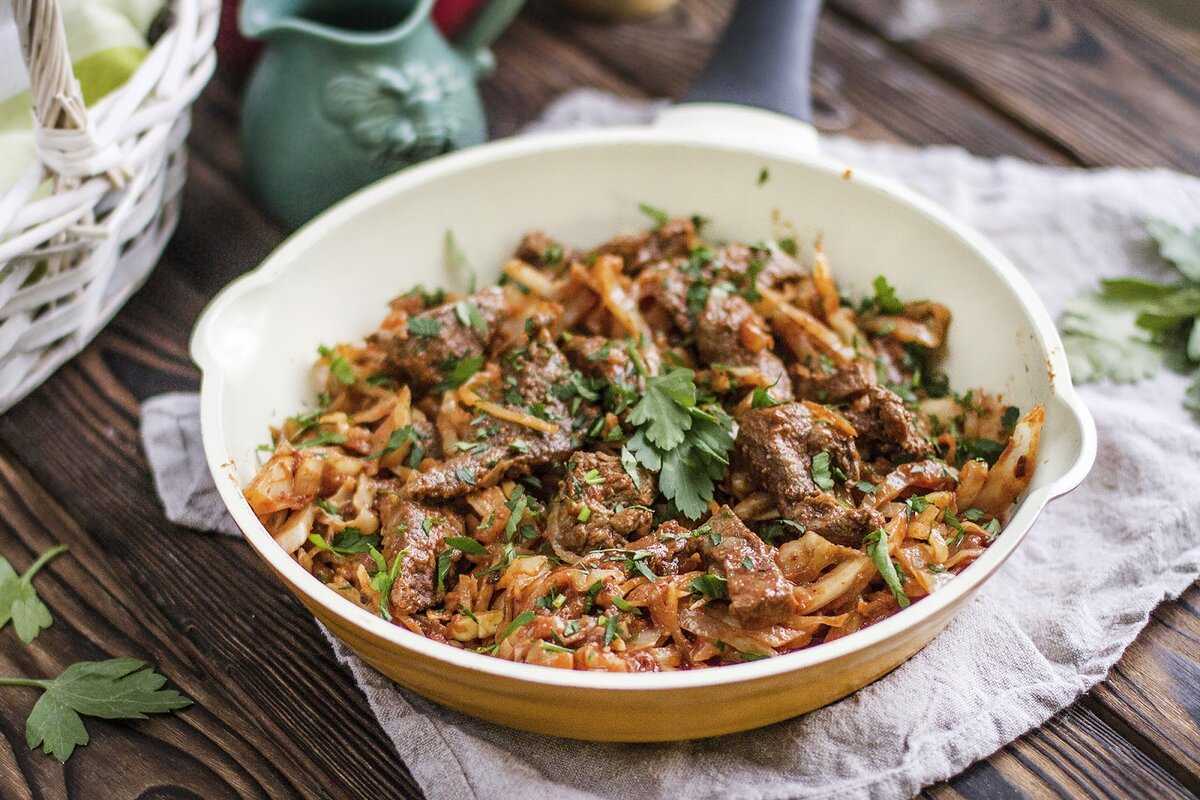 Тушеная капуста с грибами и мясом – 7 рецептов