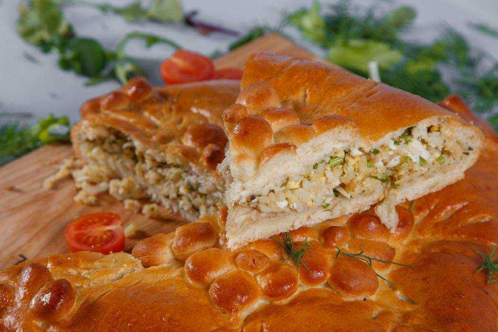 Пирог с капустой и рыбой из готового слоеного теста – рецепт с фото