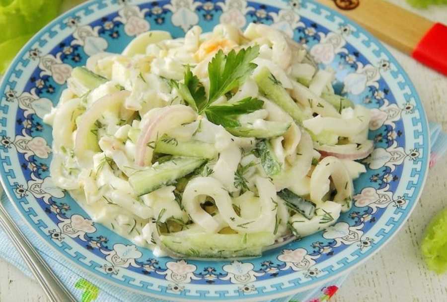 Салат с кальмарами и яйцом – 5 самых вкусных пошаговых рецептов