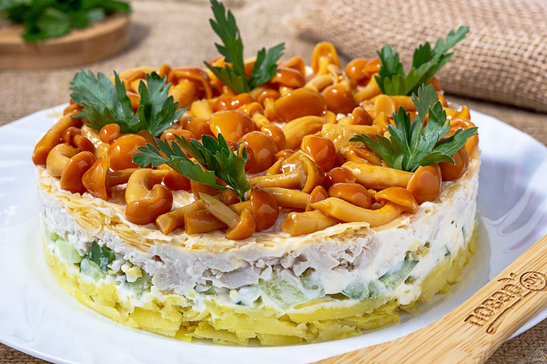 Салаты с копченой курицей — 11 вкуснейших и простых рецептов