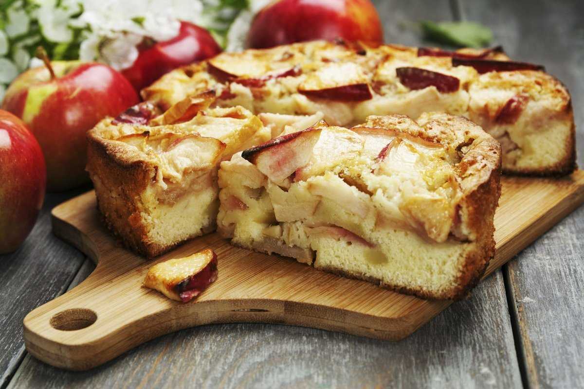Шарлотка с яблоками и клубникой - простой и вкусный рецепт с фото