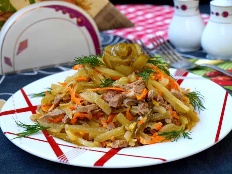Классический рецепт мясного салата: праздничные и будничные варианты с курицей, свининой, говядиной, диетическая версия блюда