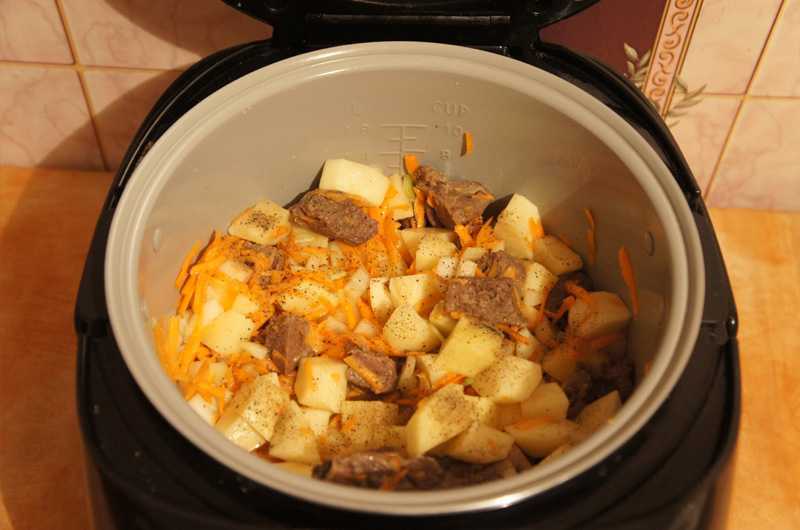 Тушеная картошка с мясом в мультиварке
