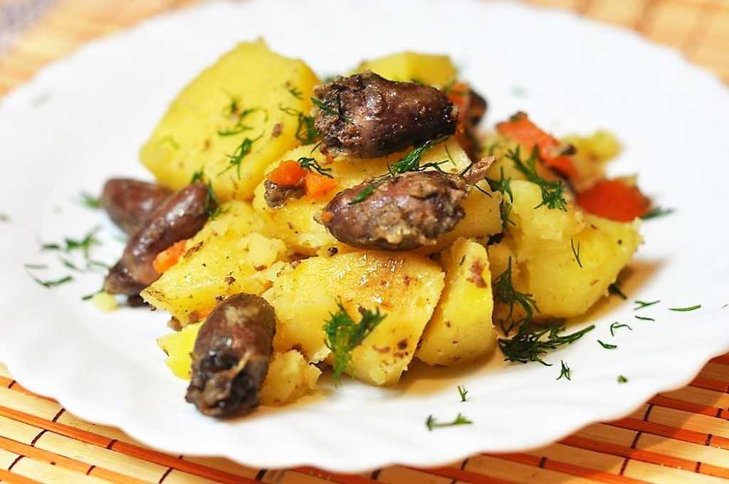 Готовим вкусный дуэт: куриная печень с картошкой на пару в мультиварке
