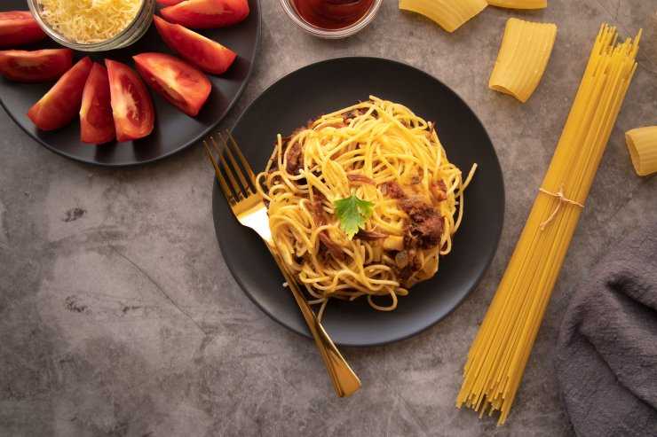 Макароны с куриной тушенкой и овощным соусом в мультиварке