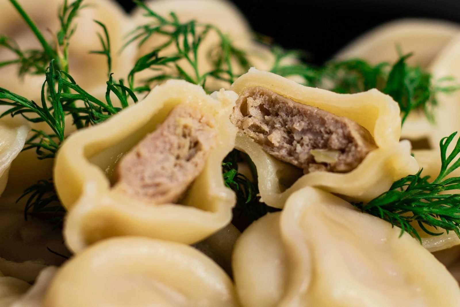 Как приготовить сочный и вкусный фарш для пельменей из говядины и свинины: классические рецепты, маленькие хитрости - onwomen.ru