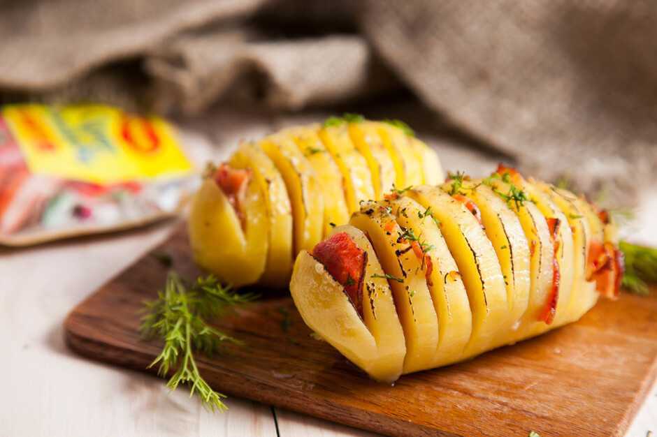 Картошка - гармошка с беконом и сыром в духовке: рецепт с фото