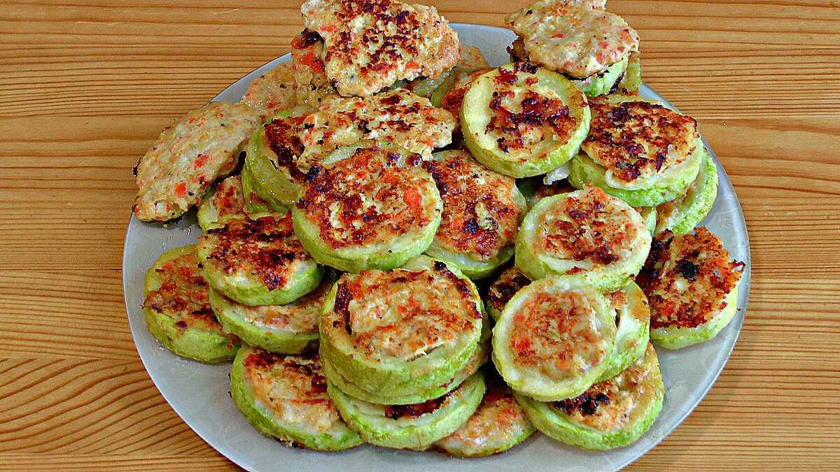 Фаршированные кабачки лодочки в духовке с овощами
