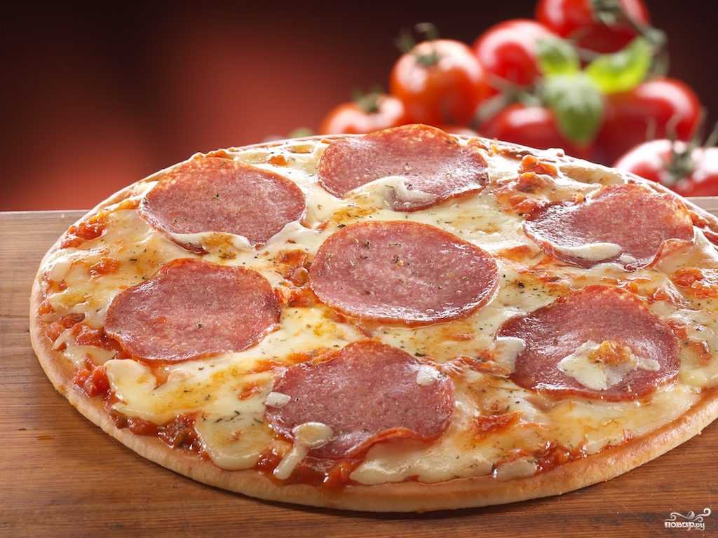 Простые рецепты домашней пиццы с колбасой, сыром и помидорами