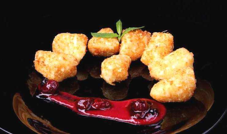 Жареный камамбер с ягодным соусом (fried camembert with berry sauce)
            простой и быстрый десерт: жареный сыр камамбер и любимые ягоды